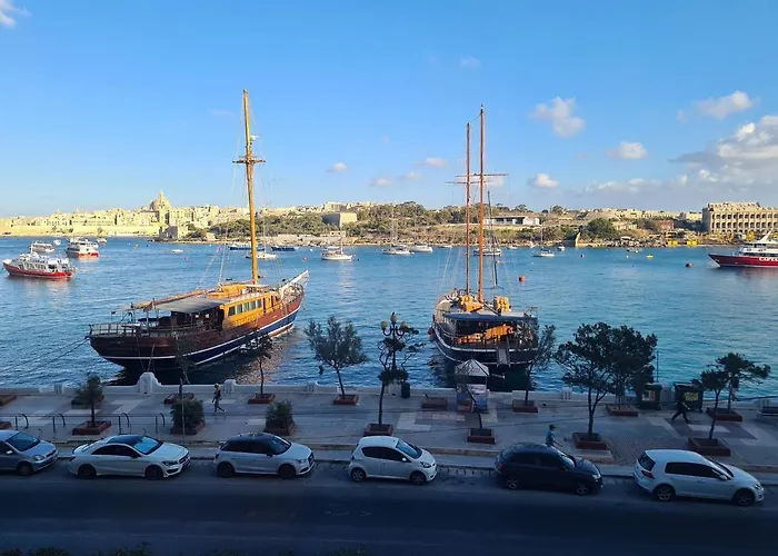 Spacious Seafront Next To Sliema-valeta Ferry Apartamento